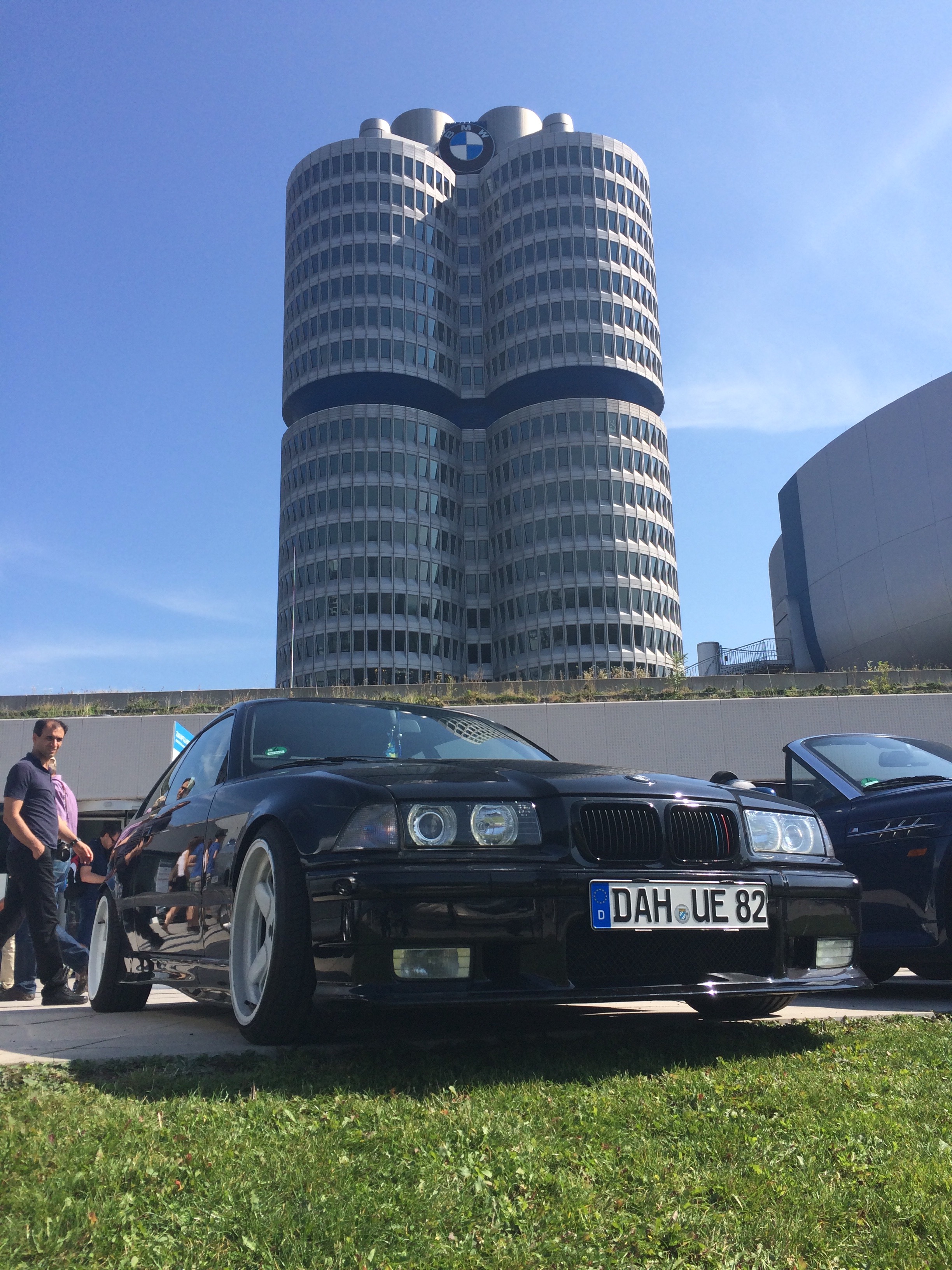 Klassiska BMW utanför museet