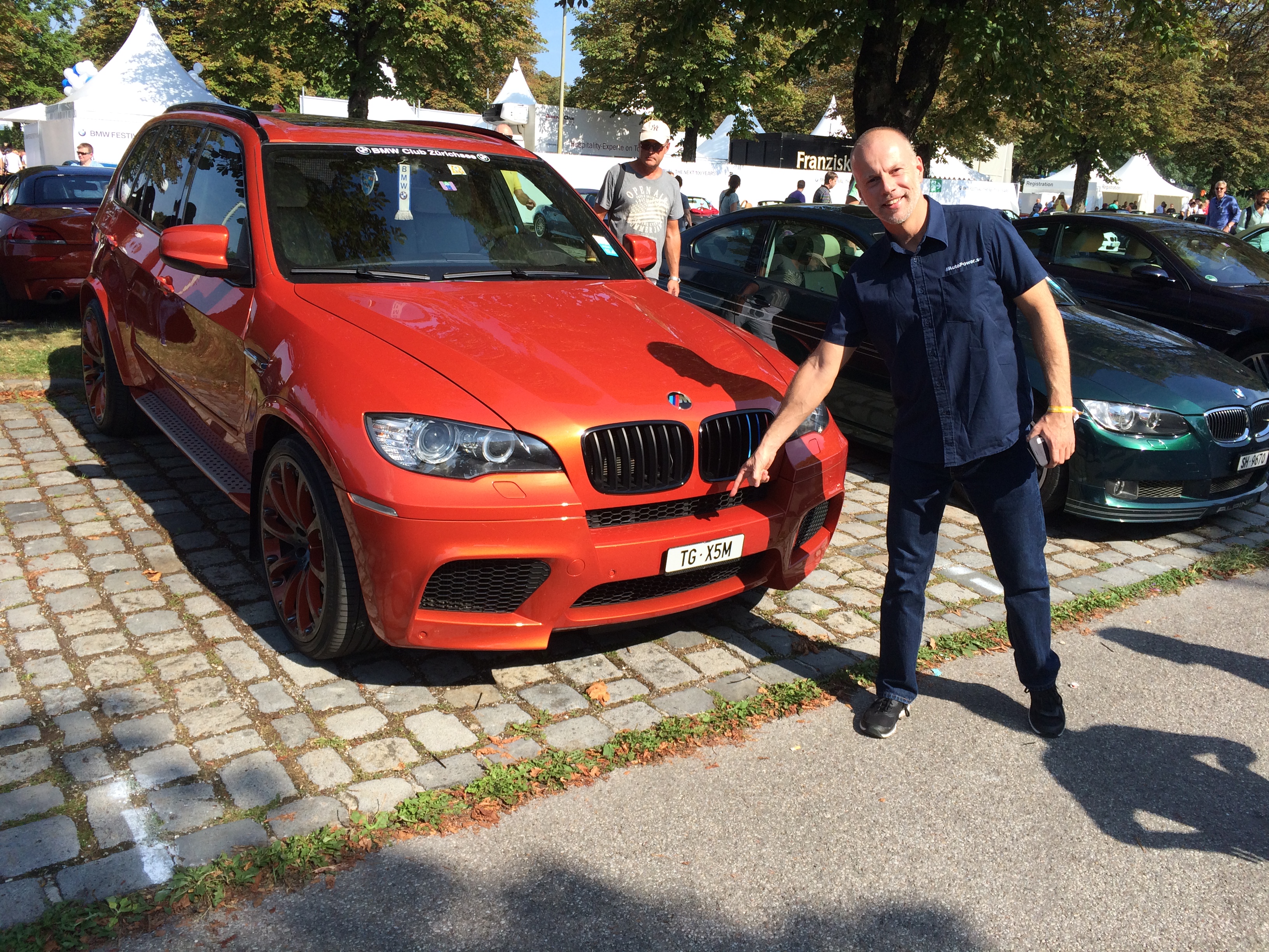 Tommie pekar på X5M