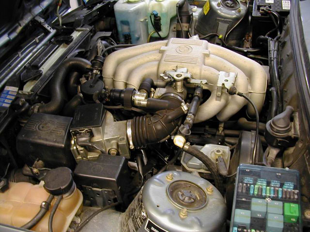 Motorhuven öppnad för kontroll