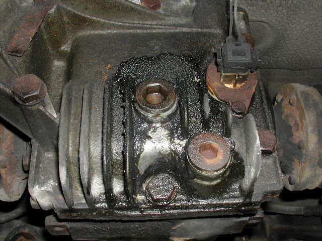Oljeläcka vid bakaxelklumpen
