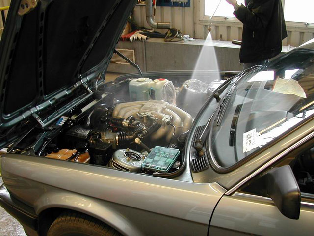 Avfettning och högtryckstvätt av motorrummet