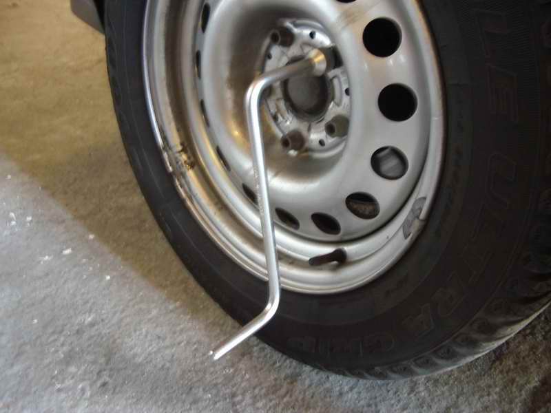 Lossa hjulbultarna innan du hissar