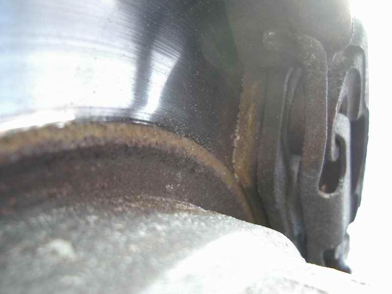 Kontroll av bromsskivor och bromsklossar