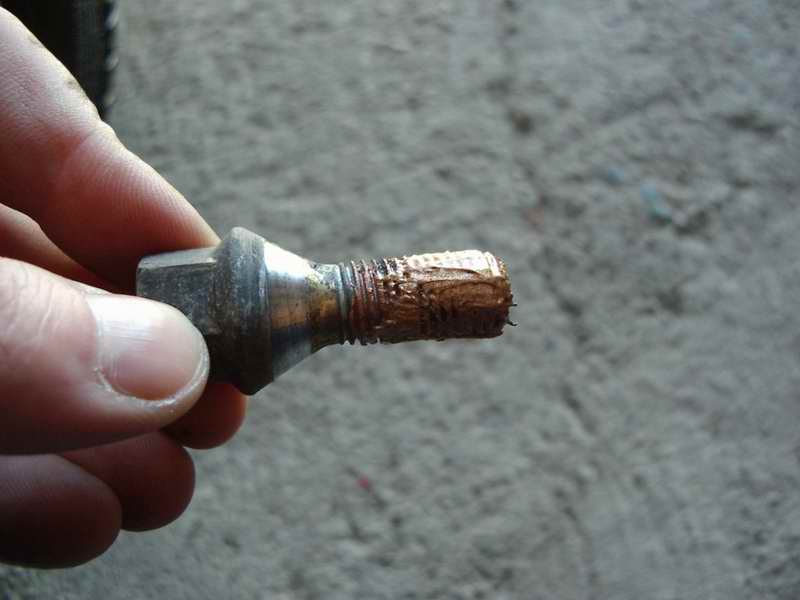 Smörjning av hjulbultar med kopparpasta