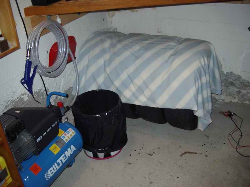 Vinterhjulen insvepta i garaget