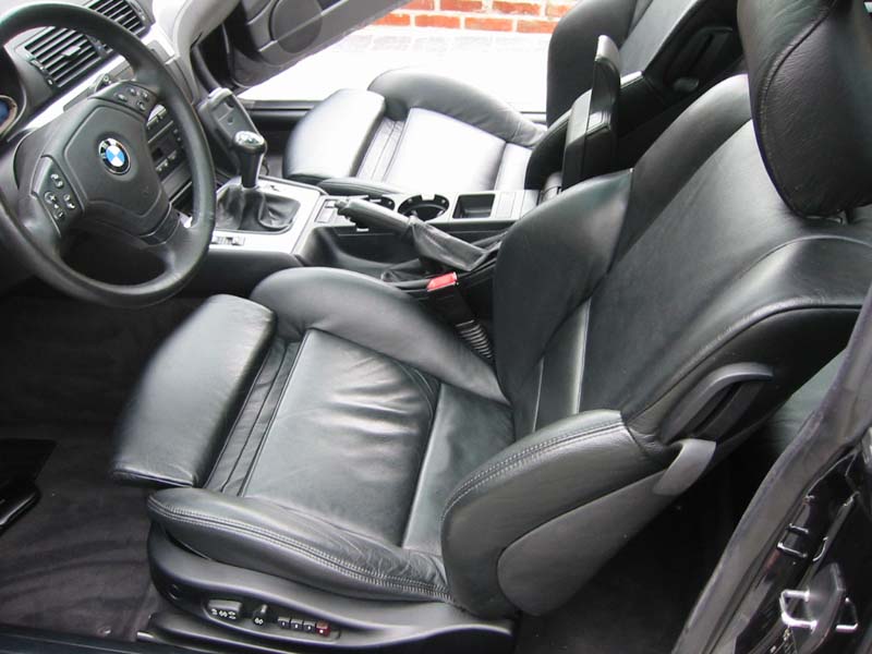 Vitt skum på lädret efter rengöring