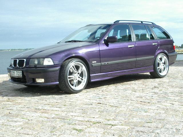 Palles bil anländer