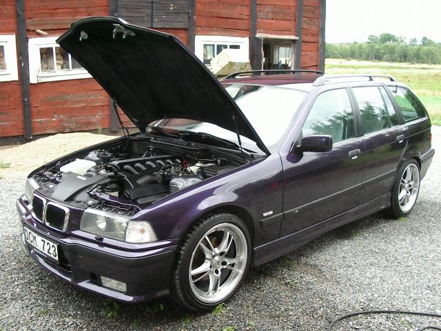 Motorhuven öppnad för att svalna