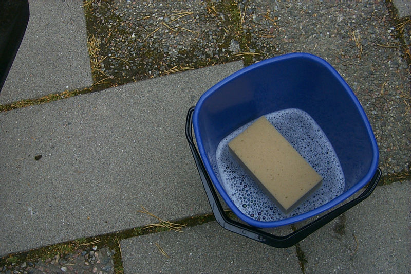 Hink med varmt vatten och diskmedel