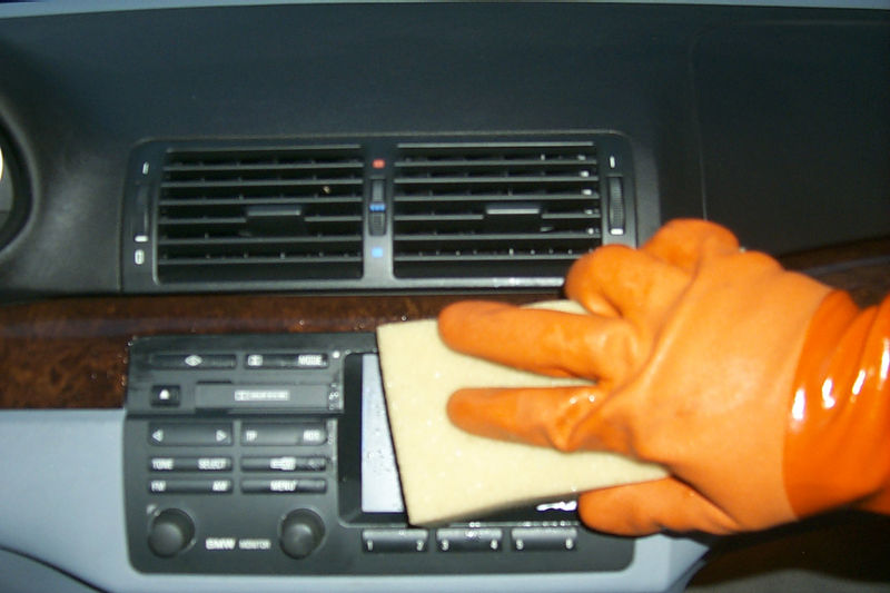 Avtorkning av dekorationspaneler med svamp