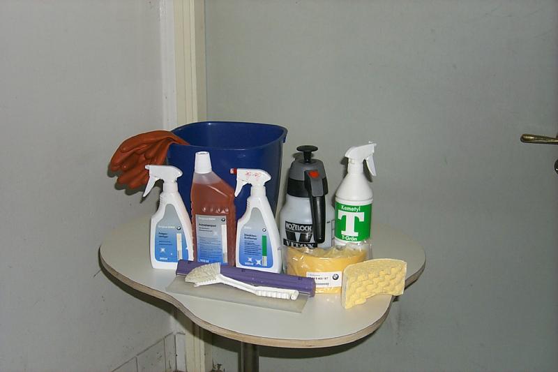 Smutsig bil som behöver en ordentlig tvätt