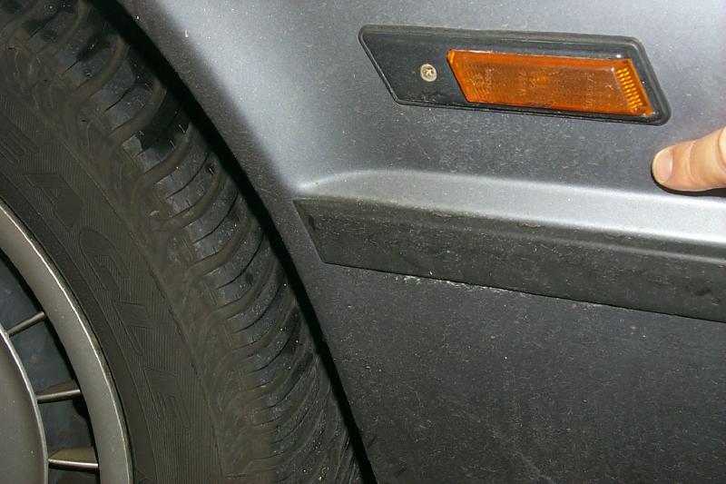 Känn efter lackytan under sidoblinkersen