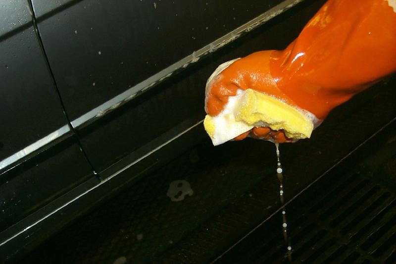 Urvridning av svamp innan dopp i hinken