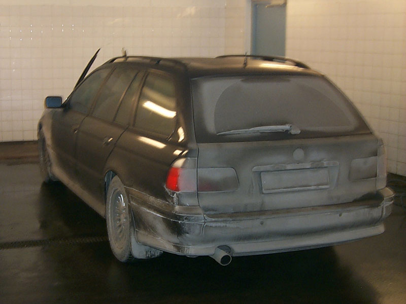 Genomsmutsig bil i tvätthallen