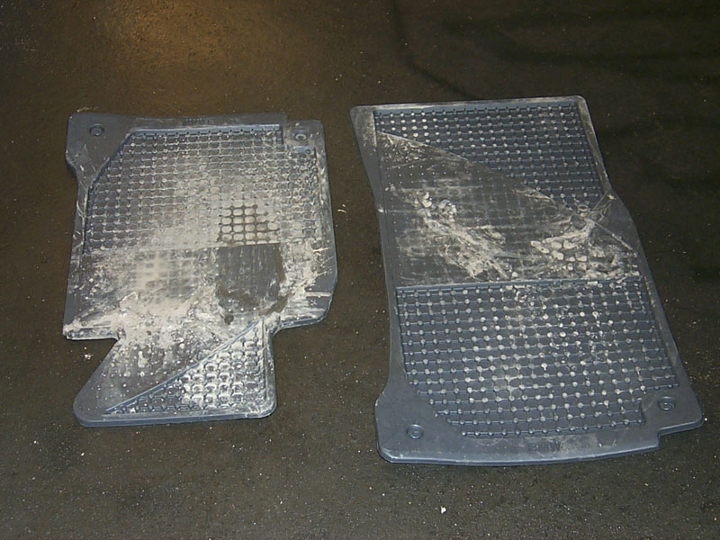 Fästen till gummimattorna lossas med ett mynt