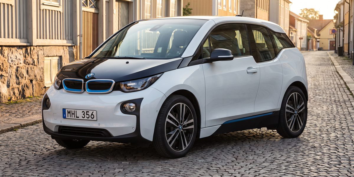 Vit BMW i3 (I01) parkerad på en kullerstensgata — typisk stadsbil där bromsarna används sällan