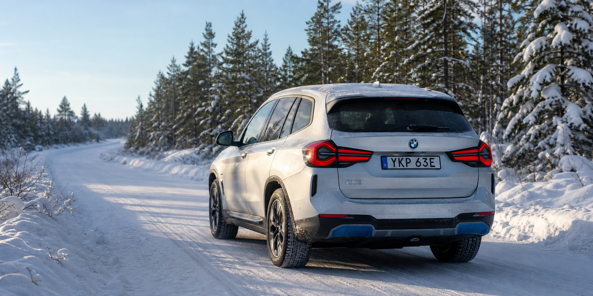 BMW iX3 G08 på snötäckt svensk skogsväg