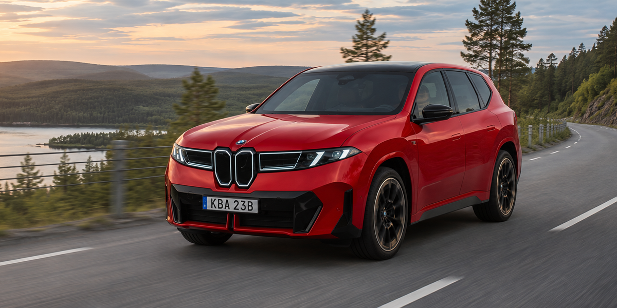 Röd BMW iX3 (NA5, Neue Klasse) i fart på svensk landsväg i solnedgång