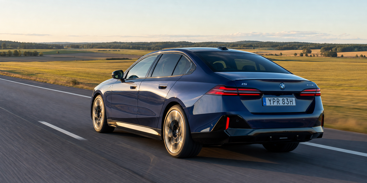 Blå BMW i5 i motorvägsfart