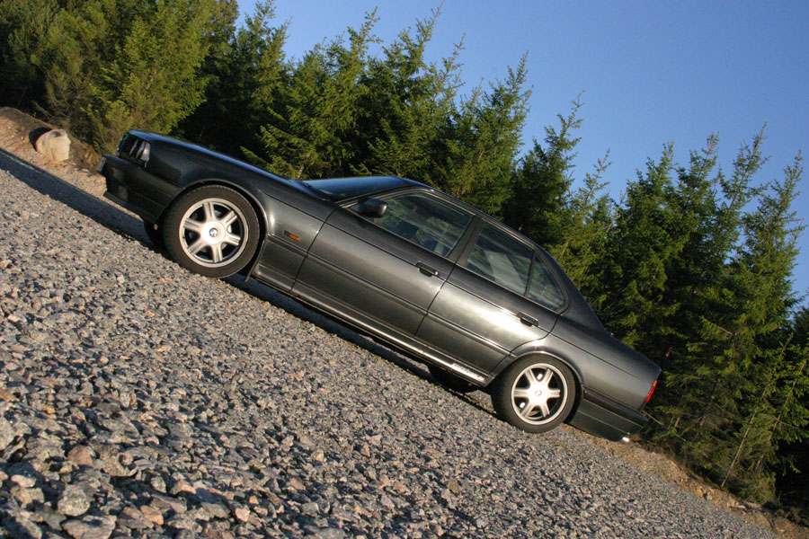 BMW på en sluttning som ger bilen en rejält sned vinkel