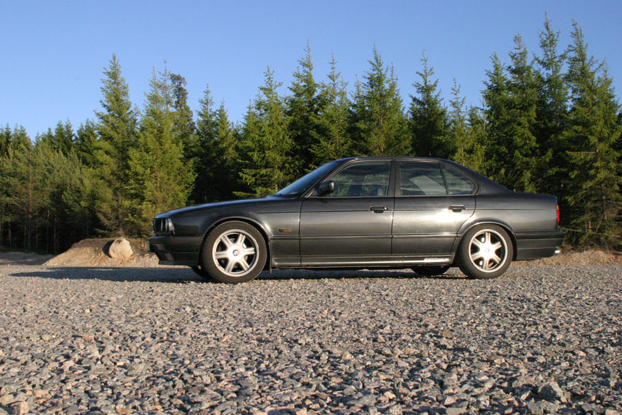 BMW i sidoprofil med genomtänkt beskärning nära marken