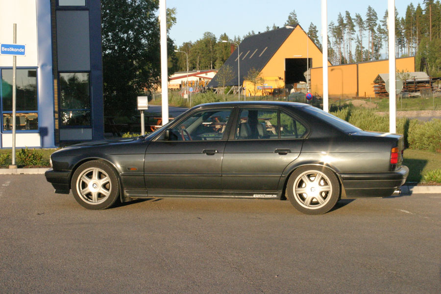 BMW fotograferad från annan vinkel där bakgrunden är renare