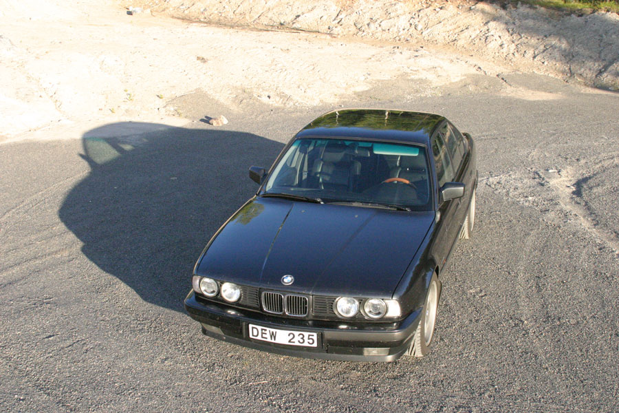 BMW fotograferad uppifrån där framhjulens riktning syns tydligt