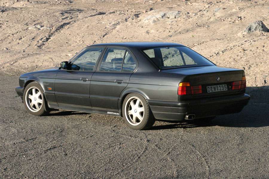 BMW i direkt solljus med hårda skuggor och blänk