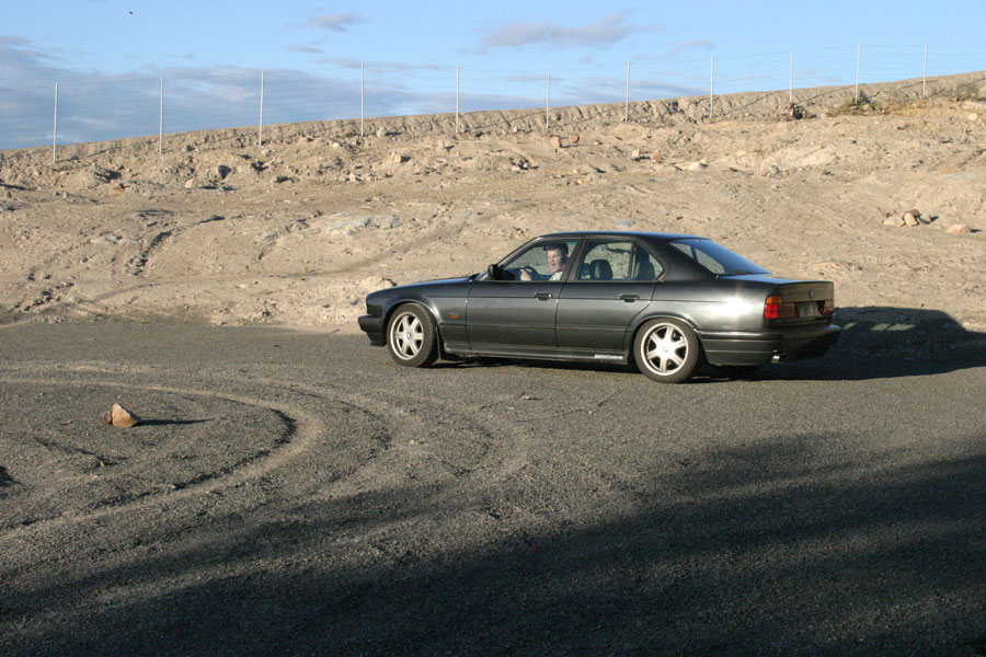 BMW fotograferad från för långt håll