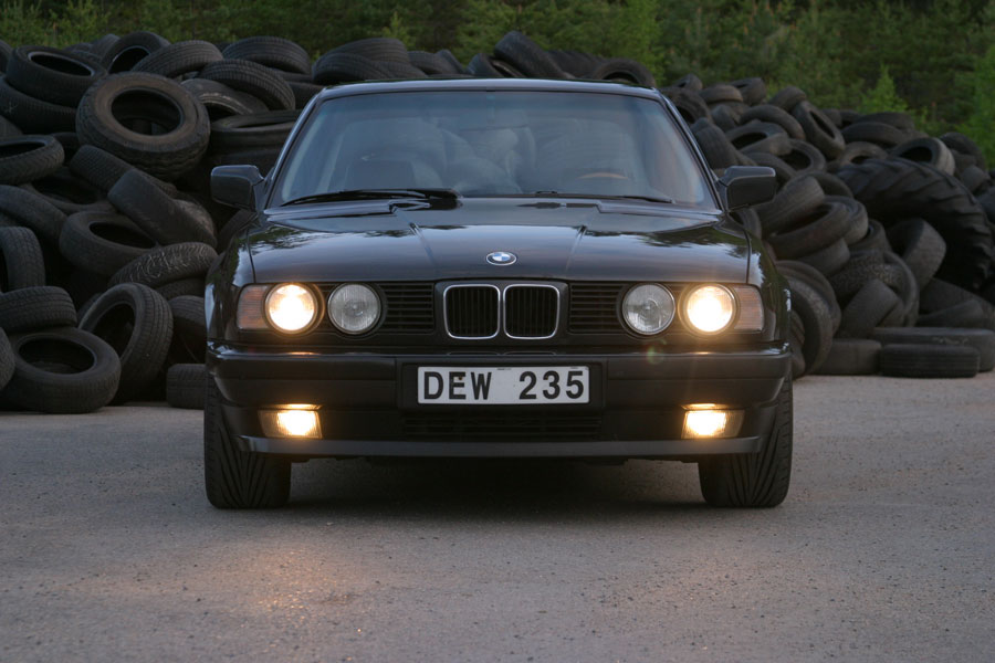 BMW framifrån, närmre, i skymning