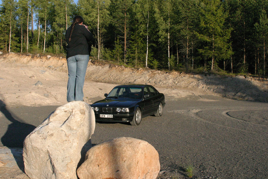 Fotograf som fotograferar BMW uppifrån en hög sten