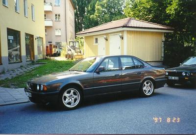 Gamla kärran parkerad bakom....