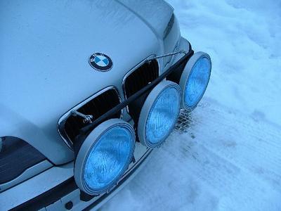 De tre extraljusen med nummerplåtshållare, samt egenkonstruerade stag med snäppfästen liknande Light [...]