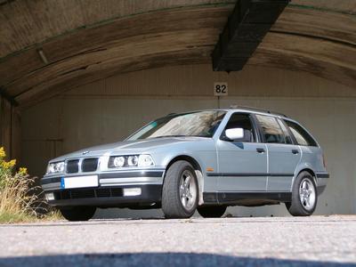 Framför nerfart Hangar 82, F18-Tullinge hösten 2004