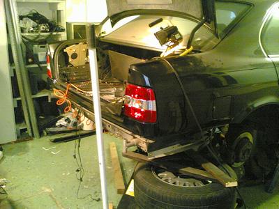 En något strippad E34. Håller på med bagagerumsgolvet som bäst här.
