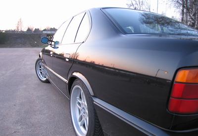 Tillverkades totalt 144 st vänsterstyrda M5 -95 i Cosmosschwarz metallic (303). 