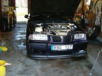 Står i garaget och väntar på att få komma ut efter att dom sopat gatorna.