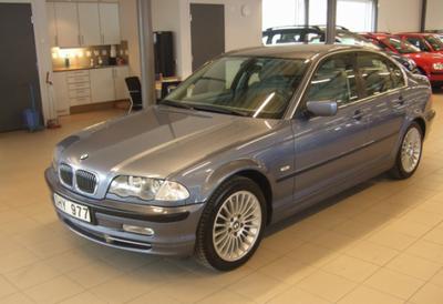 BMW 330i Sedan -01