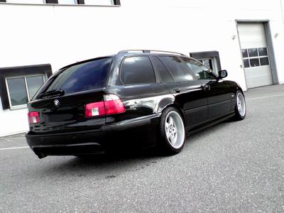 Snett bakifrån med nya vinterhjulen... som såldes efter ca. 1 månad till förmån för 18" orginal E39  [...]