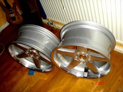19" Schnitzer sommarfälgar... Obs! Lägg märke till mobilen.