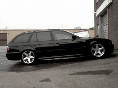 Så här ser bilen ut sommartid.  Sänkt, tonade rutor och feta fälgar.