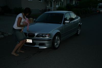Frugan och syrrans unge undersöker BMW Loggan :)
