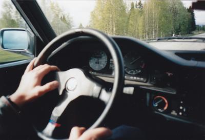 Interiörbild. Både hastighetsmätare och varvräknare verkar fungera. 