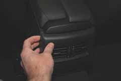 Montera förvaringsfack och strömuttag BMW E91