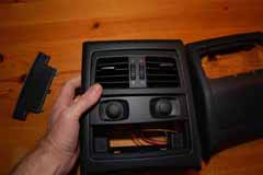 Montera förvaringsfack och strömuttag BMW E91