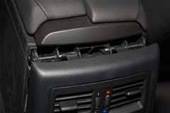 Montera förvaringsfack och strömuttag BMW E91