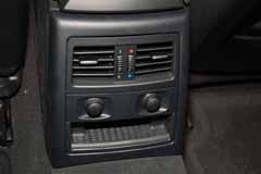 Montera förvaringsfack och strömuttag BMW E91