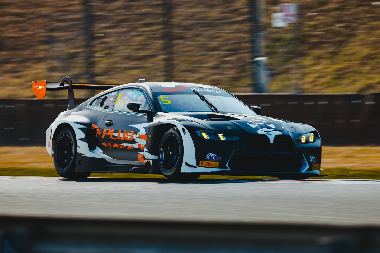 BMW M4 GT3 EVO BLEACH på banan i full fart