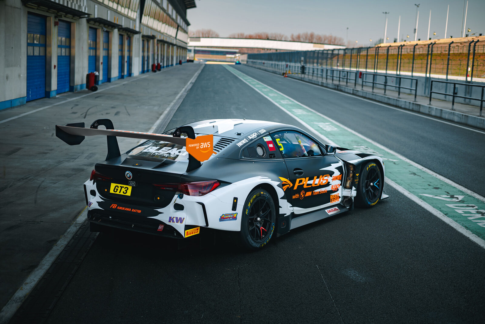 BMW M4 GT3 EVO i BLEACH-livery, statisk bild i depån
