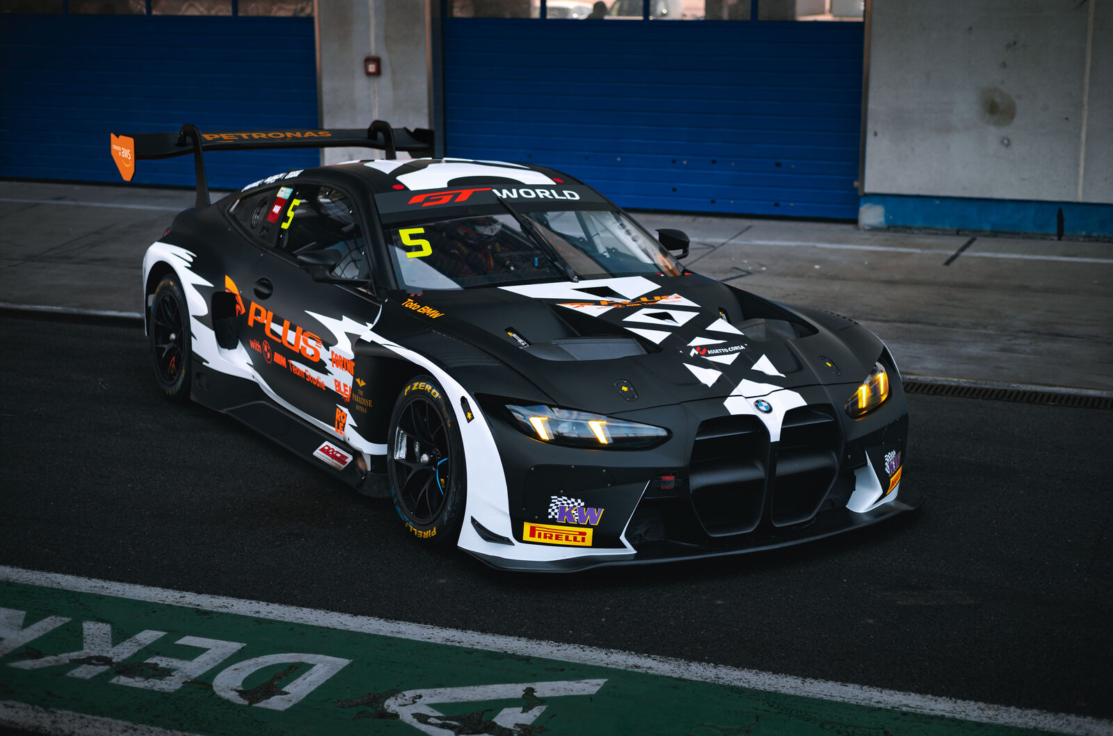 BMW M4 GT3 EVO i BLEACH-design, Team Studie